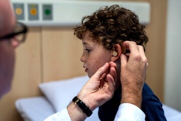 Child receiving hearing aid fitting. © Rawpixel.com