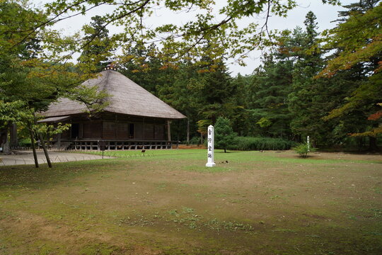 平泉の風景　毛越寺（常行堂跡）