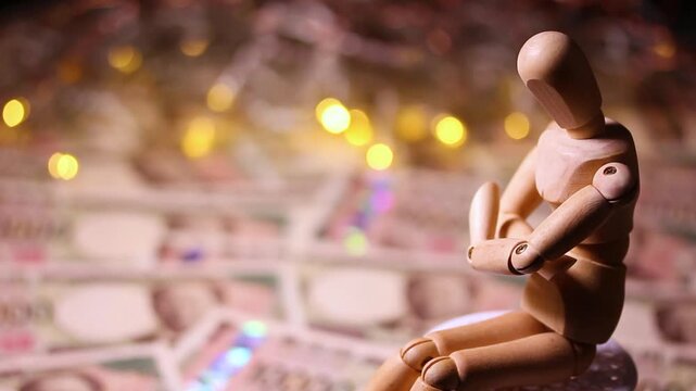 点滅するイルミネーションと沢山の1万円札と木製人形の回転