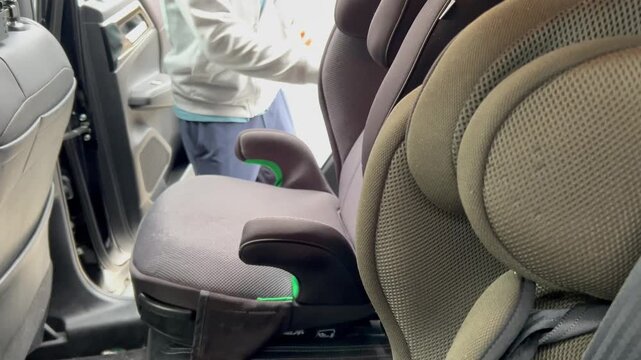 チャイルドシートを車につける男性