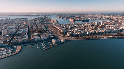 Obraz premium Aerial view of riverfront city with docks, bridges and skyline