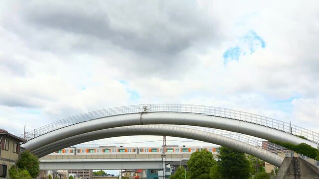 横浜水管橋と境川橋梁を中央林間方面へ走り抜ける東武鉄道50000系の電車
