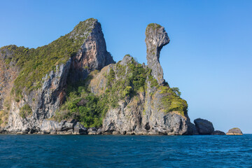 Chicken Island, named after the limestone formation resembling a chicken. In the Andaman Sea, near Krabi, Southern Thailand.   © dhayes