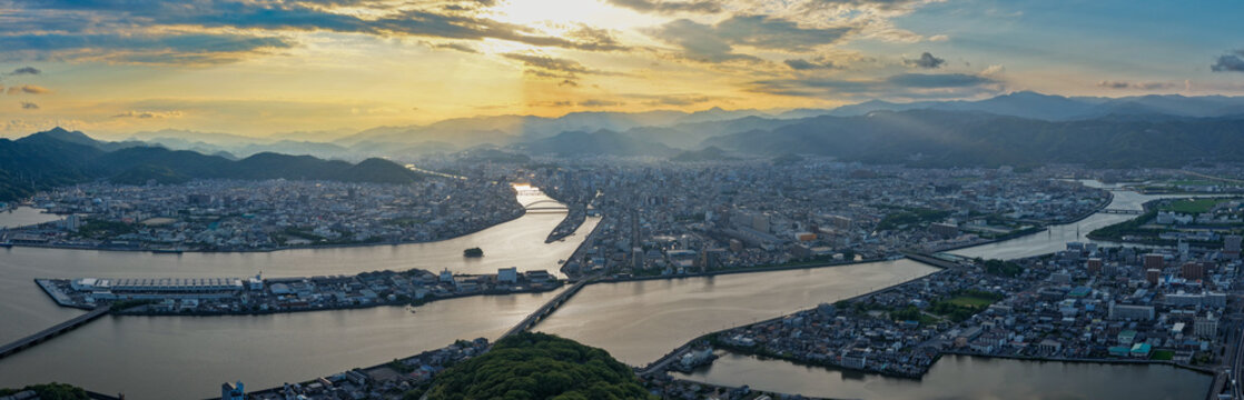 高知市の夕景と川が織りなす都市パノラマ