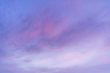 Fototapeta premium Stunning Sunset Sky with Vibrant Orange and Purple Clouds,A breathtaking view of a dramatic sunset sky filled with vibrant orange, pink, and deep purple clouds, creating a peaceful and colorful.