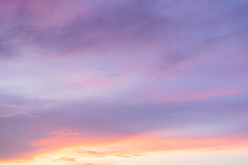 Obraz premium Stunning Sunset Sky with Vibrant Orange and Purple Clouds,A breathtaking view of a dramatic sunset sky filled with vibrant orange, pink, and deep purple clouds, creating a peaceful and colorful.