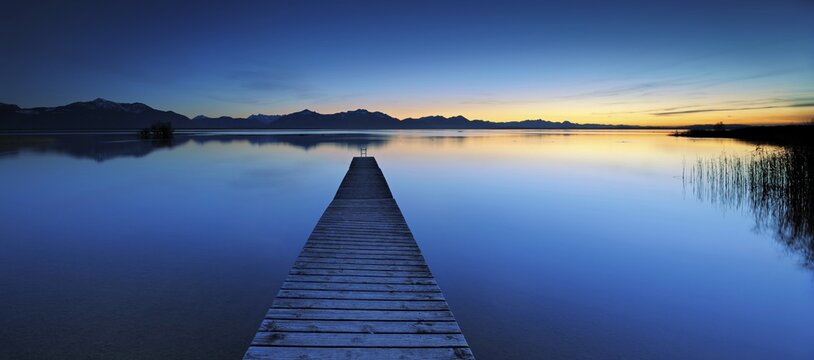 Panorama, jetty on Lake Chiemsee after sunset, the Alps in the background, Chieming, Bavaria, Germany