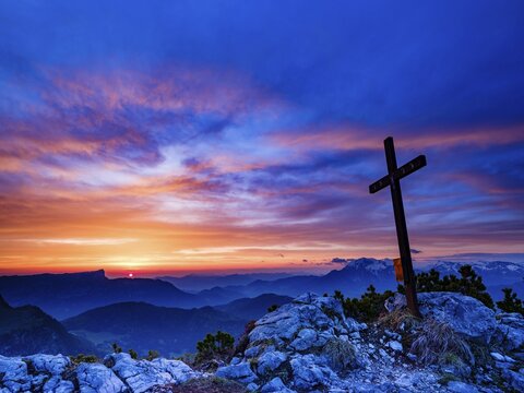 Iceberg summit cross and red clouds at sunrise, Berchtesgaden National Park, Ramsau, Berchtesgadener Land, Upper Bavaria, Bavaria, Germany