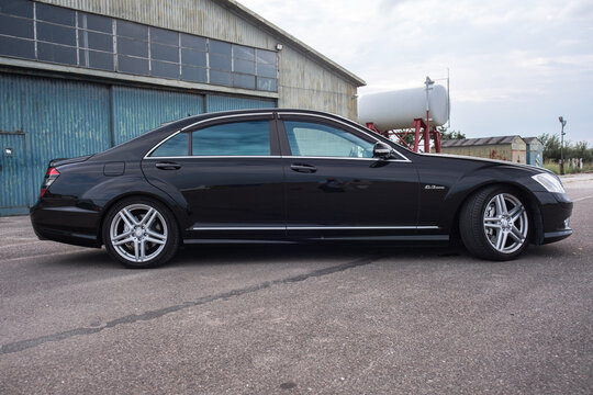Poland, Turbia - 4th June 2026: The Mercedes S550 Long (W221) - flagship luxury sedan. Powered by a naturally aspirated 5.5L V8 engine, 388 HP (285 kW) and 530 Nm of torque.