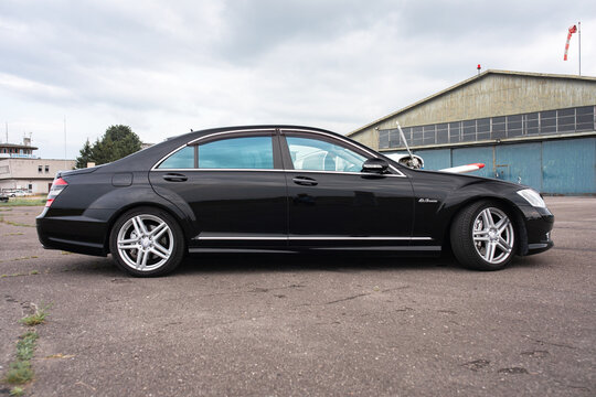 Poland, Turbia - 4th June 2026: The Mercedes S550 Long (W221) - flagship luxury sedan. Powered by a naturally aspirated 5.5L V8 engine, 388 HP (285 kW) and 530 Nm of torque.