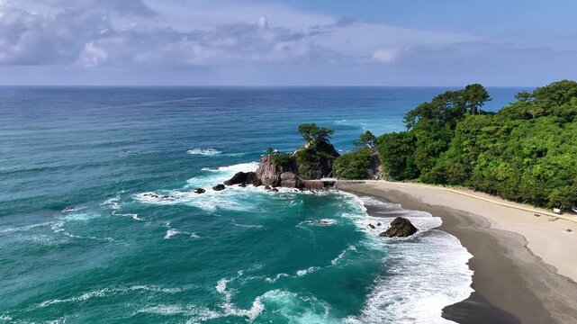 高知市・桂浜 龍王岬へ旋回しながら接近するドローン空撮映像