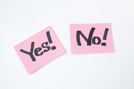 白背景に「はい」と「いいえ」の文字が入ったピンク色のカード