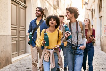 Obraz premium Happy backpackers enjoying city walk during summer vacation