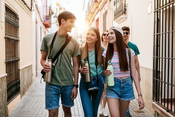 Obraz premium Young tourists exploring historic city alley at sunset