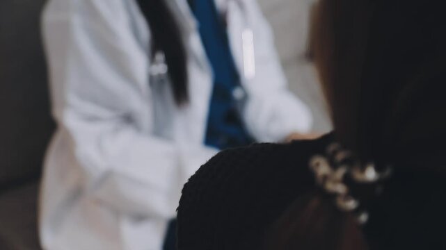 The doctor examines the patient's heart to analyze and listen to whether the heart rhythm is abnormal or normal in order to diagnose and draw conclusions from the patient for further treatment.