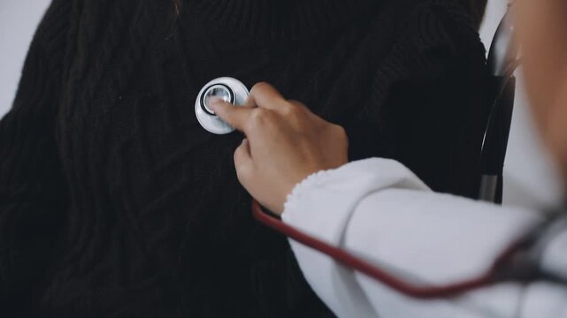 The doctor examines the patient's heart to analyze and listen to whether the heart rhythm is abnormal or normal in order to diagnose and draw conclusions from the patient for further treatment.