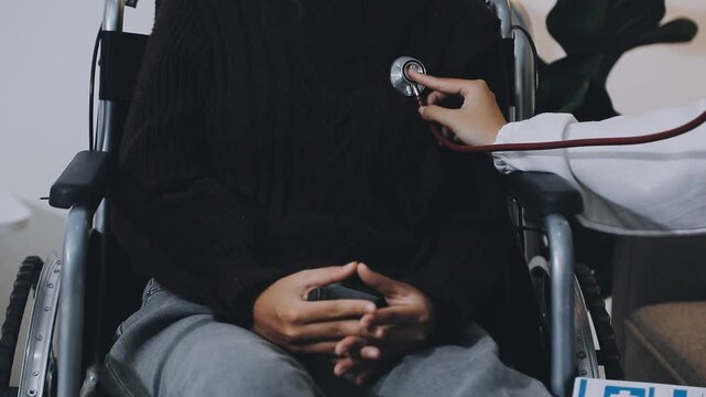 The doctor examines the patient's heart to analyze and listen to whether the heart rhythm is abnormal or normal in order to diagnose and draw conclusions from the patient for further treatment.