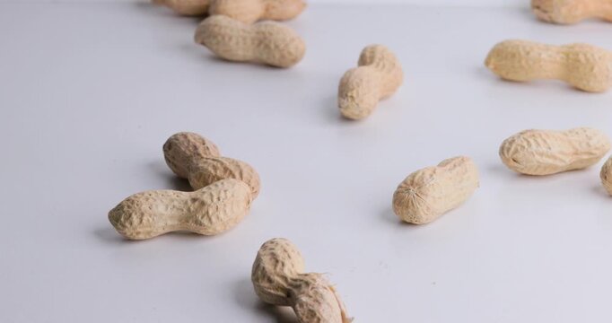 Caduta di noccioline con buccia