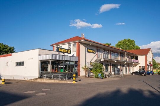Deutschland , L&uuml;bbenau , 05.06.2026 , Der schwarze Netto Markt am Bahnhof in L&uuml;bbenau