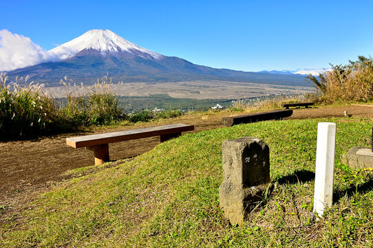 道志山塊の大平山山頂の三角点に富士山
