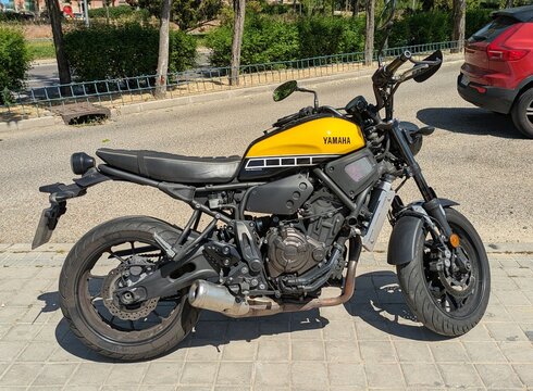 Vista lateral de moto naked retro Yamaha XSR 700 estacionada en Madrid, Espa&ntilde;a, 26 de abril de 2026