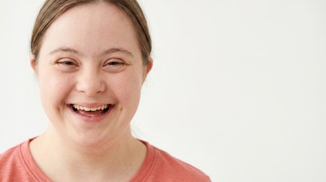 Close-up de uma mulher sorrindo com S&iacute;ndrome de Down