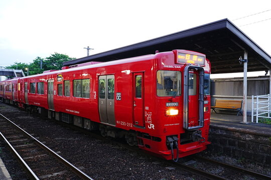JR Kyushu KiHa 220 series diesel train locomotive in Kyushu Japan - 日本 JR九州 キハ220形 気動車 赤い快速ローカル列車 九州の鉄道風景
