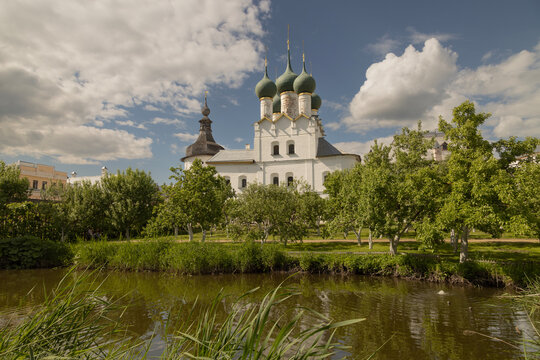 The photograph shows the Church of the Resurrection of the Rostov Kremlin.