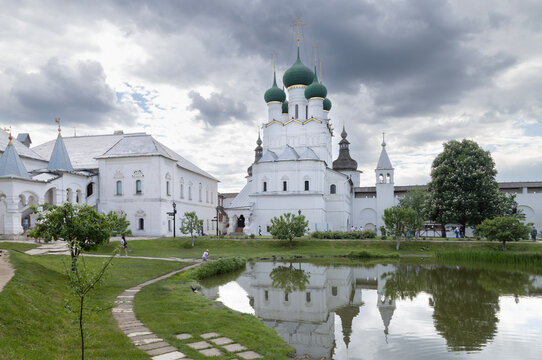 The photograph shows the Church of the Resurrection of the Rostov Kremlin.