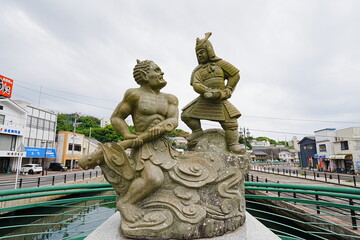 Fototapeta premium The historic statue of Minister Yuriwaka defeating demons on Iki Island, Nagasaki, Japan - 日本 長崎県 壱岐島 百合若大臣の鬼退治の像