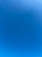 Obraz premium Minimalist cloudless blue sky backdrop ideal for digital composite or sky replacement.