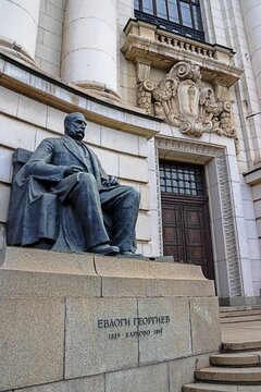 sofia, bulgarien - 22.03.2026 - statue von evlogi georgiev vor der universit&auml;t