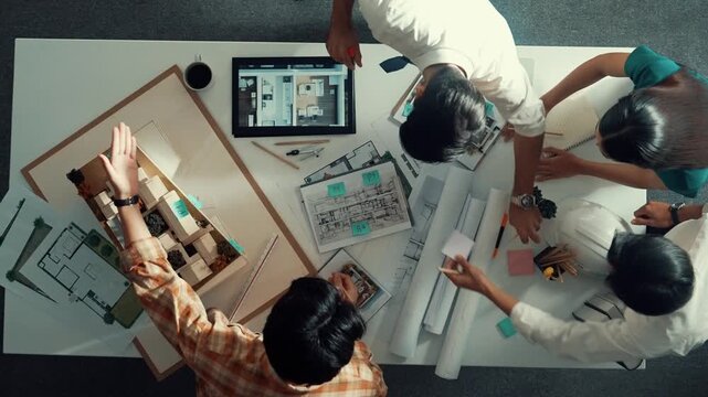 Time lapse of professional architect engineer team writing sticky notes and sticking note at house model while interior designer talking and discussing about building exterior designing. Alimentation.