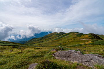 Fototapeta premium 岩肌と草原が広がる月山の美しい稜線と登山道の風景
