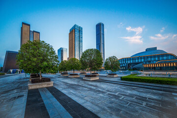 Fototapeta premium Captivating Urban Landscape Showcasing Modern Architecture with Lush Greenery at Dawn