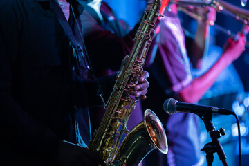 Obraz premium Close up shot of man playing a saxophone 