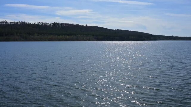 Funkelndes Wasser eines Sees im Sonnenlicht, umgeben von Wald und H&uuml;geln, Ramsberg, Gro&szlig;er Brombachsee, Fr&auml;nkischen Seenland, Landkreis Wei&szlig;enburg-Gunzenhausen, Mittelfranken, Bayern, Deutschland