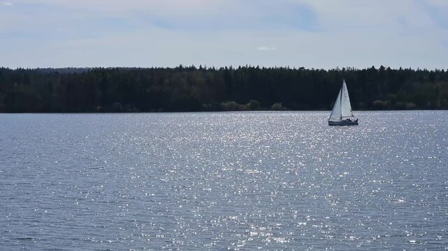  Segelboot auf einem glitzernden See, umgeben von W&auml;ldern und klarem Himmel, Ramsberg, Gro&szlig;er Brombachsee, Fr&auml;nkischen Seenland, Landkreis Wei&szlig;enburg-Gunzenhausen, Mittelfranken, Bayern, Deutschland
