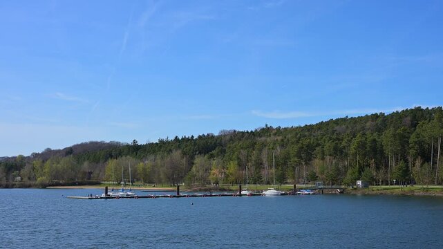 Ein ruhiger See mit Segelbooten an einem Steg, , Anlegestelle Absberg, Gro&szlig;er Brombachsee, Fr&auml;nkischen Seenland, Landkreis Wei&szlig;enburg-Gunzenhausen, Mittelfranken, Bayern, Deutschland