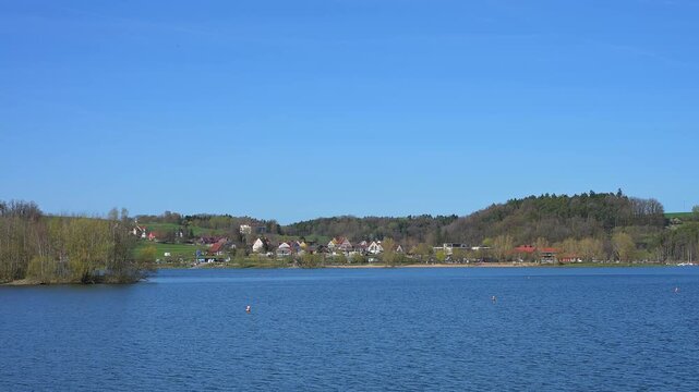 Ein ruhiger See, blauem Himmel, Enderndorf am See, Gro&szlig;er Brombachsee, Fr&auml;nkischen Seenland, Landkreis Wei&szlig;enburg-Gunzenhausen, Mittelfranken, Bayern, Deutschland