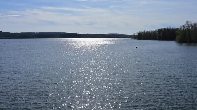 Ein ruhiger See, blauem Himmel, Enderndorf am See, Gro&szlig;er Brombachsee, Fr&auml;nkischen Seenland, Landkreis Wei&szlig;enburg-Gunzenhausen, Mittelfranken, Bayern, Deutschland