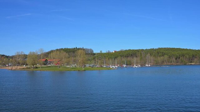 Ein ruhiger See mit Sandstrand und umgebenden W&auml;ldern unter klarem, blauem Himmel, Allmannsdorf, Gro&szlig;er Brombachsee, Fr&auml;nkischen Seenland, Landkreis Wei&szlig;enburg-Gunzenhausen, Mittelfranken, Bayern, Deu