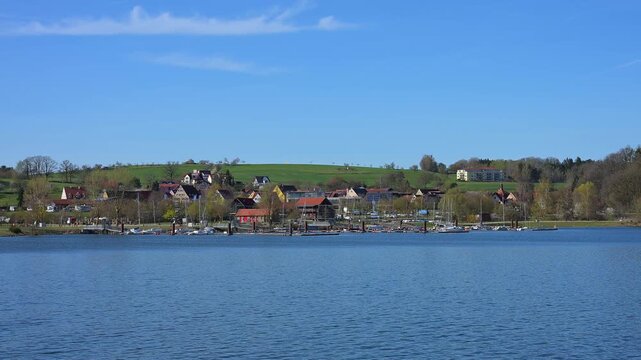 Kleines Dorf mit Hafen und Booten entlang eines ruhigen Sees, Enderndorf am See, Gro&szlig;er Brombachsee, Fr&auml;nkischen Seenland, Landkreis Wei&szlig;enburg-Gunzenhausen, Mittelfranken, Bayern, Deutschland