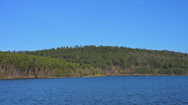 See mit bewaldetem Ufer unter einem klaren, blauen Himmel, Enderndorf am See, Gro&szlig;er Brombachsee, Fr&auml;nkischen Seenland, Landkreis Wei&szlig;enburg-Gunzenhausen, Mittelfranken, Bayern, Deutschland