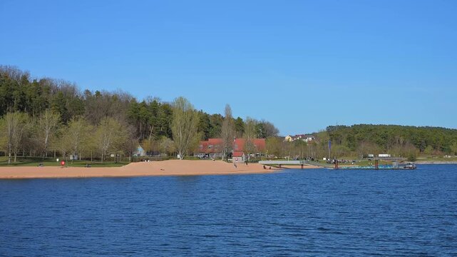 Ein ruhiger See mit Sandstrand und umgebenden W&auml;ldern unter klarem, blauem Himmel, Allmannsdorf, Gro&szlig;er Brombachsee, Fr&auml;nkischen Seenland, Landkreis Wei&szlig;enburg-Gunzenhausen, Mittelfranken, Bayern, Deu