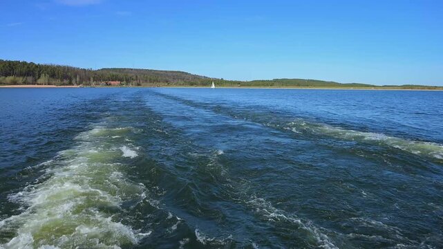 Ein See mit Wellen und ein Boot in der Ferne, eingefasst von dichtem Wald, Allmannsdorf, Gro&szlig;er Brombachsee, Fr&auml;nkischen Seenland, Landkreis Wei&szlig;enburg-Gunzenhausen, Mittelfranken, Bayern, Deutschland