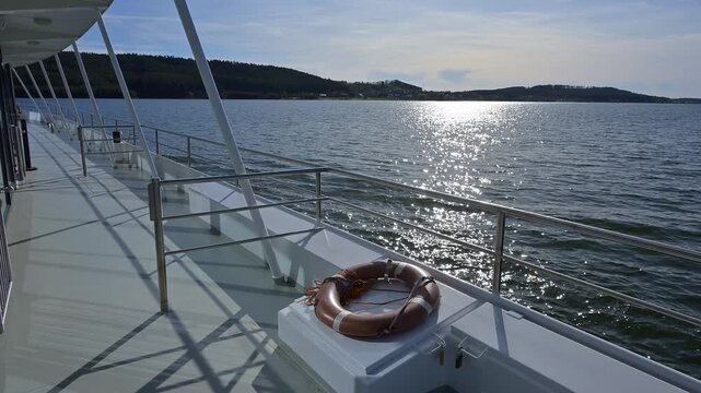 MS Brombachsee mit Blick auf einen See und einen Rettungsring auf dem Deck, Ramsberg, Gro&szlig;er Brombachsee, Fr&auml;nkischen Seenland, Landkreis Wei&szlig;enburg-Gunzenhausen, Mittelfranken, Deutschland
