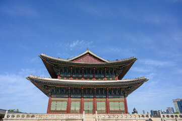 Obraz premium Traditional Korean Royal Architecture at Gyeongbokgung Palace in Seoul, South Korea