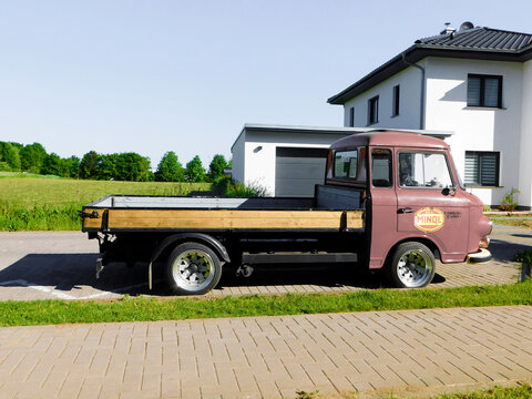Boitzenburg, Boitzenburger Land, Landkreis Uckermark, Bundesland Brandenburg, Deutschland - 25. Mai 2026: B1000 Barkas mit Pritsche - Aufschrift - VEB Minol