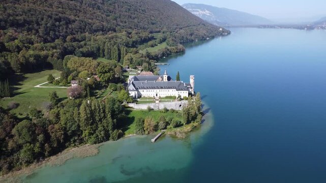 Vue a&eacute;rienne de l'Abbaye royale d'Hautecombe au bord du lac du Bourget, Savoie, France